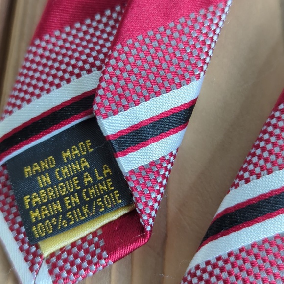 Donald Trump Signature Collection Red Silk Tie - Picture 5 of 6